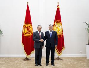 KIRGUISTAN-CHOLPON-ATA-CHINA-WANG YI-PRESIDENTE KIRGUIS-REUNION