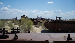 UZBEKISTAN-MOYNAQ-MAR DE ARAL-CEMENTERIO DE BARCOS