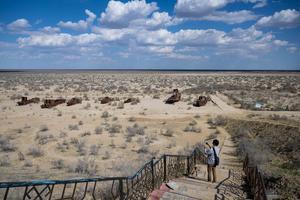 UZBEKISTAN-MOYNAQ-MAR DE ARAL-CEMENTERIO DE BARCOS