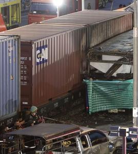 TAILANDIA-BANGKOK-COLISION ENTRE UN TREN Y UN AUTOBUS