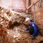 CAMBOYA-SIEM REAP-TORRES BAKONG EN RUINAS-RESTAURACION