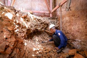 CAMBOYA-SIEM REAP-TORRES BAKONG EN RUINAS-RESTAURACION