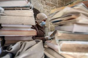 MEDIO ORIENTE-CIUDAD DE GAZA-BIBLIOTECA-VOLUNTARIAS