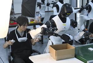 CHINA-SHANGHAI-ROBOTS CON INTELIGENCIA INCORPORADA-ENTRENAMIENTO