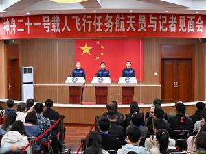 (FOCUS) CHINA-JIUQUAN-SHENZHOU-21-CREW-PRESS CONFERENCE (CN)