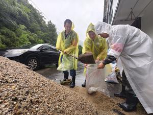 CHINA-INUNDACION-RESCATISTAS