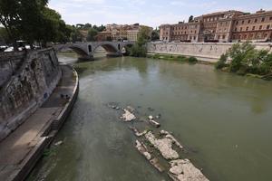ITALIA-ROMA-RIO TIBER-OLA DE CALOR