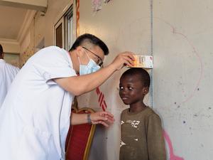 SENEGAL-DAKAR-EQUIPO MEDICO CHINO-ORFANATO-DIA DEL NIÑO