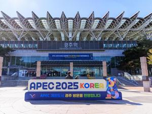SOUTH KOREA-GYEONGJU-APEC-ECONOMIC LEADERS' MEETING-FIRST SESSION