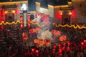 CHINA-ANHUI-HUANGSHAN-DESFILE DE LINTERNAS CON FORMA DE PEZ