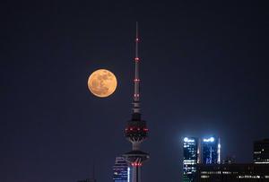 KUWAIT-CIUDAD DE KUWAIT-LUNA LLENA