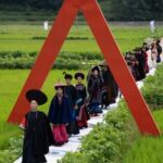 CHINA-SICHUAN-YUEXI-TRAJES ETNICOS-DESFILE