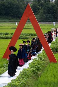 CHINA-SICHUAN-YUEXI-TRAJES ETNICOS-DESFILE