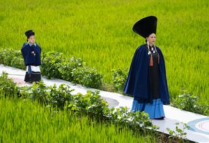 CHINA-SICHUAN-YUEXI-TRAJES ETNICOS-DESFILE