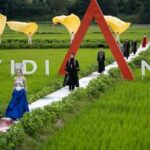 CHINA-SICHUAN-YUEXI-TRAJES ETNICOS-DESFILE