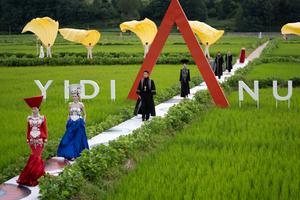 CHINA-SICHUAN-YUEXI-TRAJES ETNICOS-DESFILE