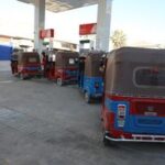 SOMALIA-MOGADISCIO-ESCASEZ DE COMBUSTIBLE-VEHICULOS RICKSHAW-MEDIOS DE SUBSISTENCIA