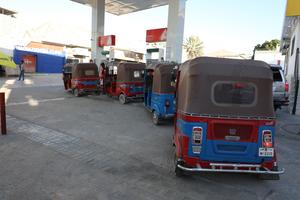 SOMALIA-MOGADISCIO-ESCASEZ DE COMBUSTIBLE-VEHICULOS RICKSHAW-MEDIOS DE SUBSISTENCIA