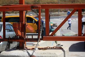MEDIO ORIENTE-HEBRON-PUERTA DE ACCESO VIAL CERRADA