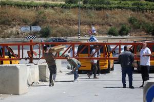 MEDIO ORIENTE-HEBRON-PUERTA DE ACCESO VIAL CERRADA