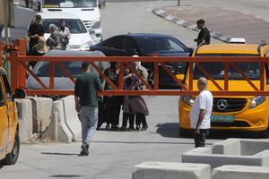MEDIO ORIENTE-HEBRON-PUERTA DE ACCESO VIAL CERRADA