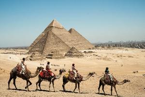 EGIPTO-GIZA-PIRAMIDES-TURISMO