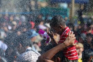 MYANMAR-YANGON-FESTIVAL DEL AGUA DE THINGYAN-CELEBRACION