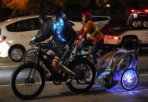 CANADA-VANCOUVER-PEDALEA EN LA NOCHE