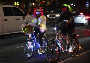 CANADA-VANCOUVER-PEDALEA EN LA NOCHE
