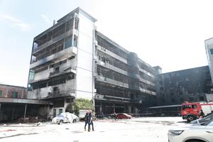 CHINA-FUJIAN-JINJIANG-FABRICA DE CALZADO-INCENDIO-SECUELAS