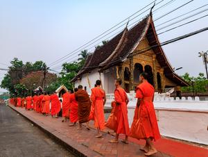 LAOS-LUANG PRABANG-LIMOSNA