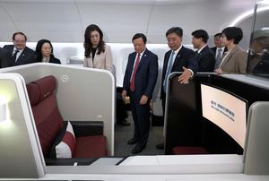 CHINA-SHANGHAI-DELEGACION DEL KMT-COMAC-VISITA