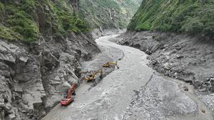 CHINA-XIZANG-GYIRONG-AVALANCHA DE LODO-OPERACIONES DE DESPEJE DE CARRETERAS