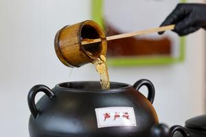 CHINA-ANHUI-HUANGSHAN-BEBIDA DE TE AL ESTILO CHINO