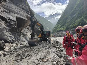 CHINA-XIZANG-GYIRONG-AVALANCHA DE LODO-RESCATE