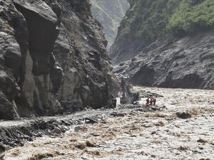 CHINA-XIZANG-GYIRONG-AVALANCHA DE LODO-RESCATE