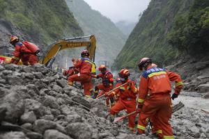 CHINA-XIZANG-GYIRONG-AVALANCHA DE LODO-RESCATE