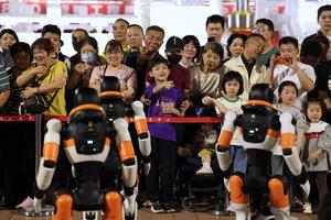 CHINA-FUJIAN-FUZHOU-BAILE DE ROBOTS