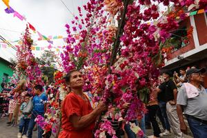 EL SALVADOR-SAN SALVADOR-FESTIVAL DE LAS FLORES Y LAS PALMAS