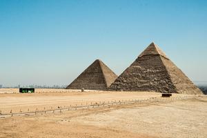 EGIPTO-GIZA-PIRAMIDES-TURISMO