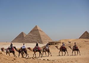 EGIPTO-GIZA-PIRAMIDES-TURISMO