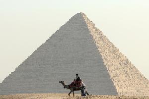 EGIPTO-GIZA-PIRAMIDES-TURISMO