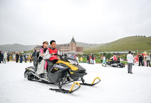 CHINA-MONGOLIA INTERIOR-YAKESHI-TURISMO-ACTIVIDADES DE HIELO Y NIEVE