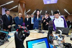 CHINA-BEIJING-CHENG LI-WUN-DELEGACION DEL KMT-ESCUELA SECUNDARIA DE LA UNIVERSIDAD TSINGHUA-VISITA