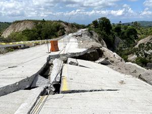 FILIPINAS-CIUDAD DE GENERAL SANTOS-TERREMOTO-CARRETERA COLAPSADA-SECUELAS