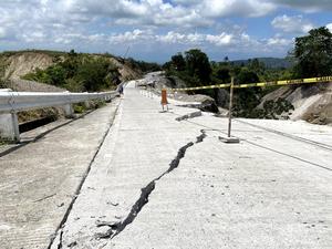 FILIPINAS-CIUDAD DE GENERAL SANTOS-TERREMOTO-CARRETERA COLAPSADA-SECUELAS