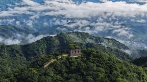 CHINA-HEBEI-GRAN MURALLA-NUBES