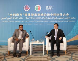 EGIPTO-CAIRO-XINHUA-FU HUA-CONFERENCIA DE ASOCIACION CHINA-ESTADOS ARABES DEL FORO DE MEDIOS DE COMUNICACION Y THINK TANKS DE SUR GLOBAL-INVITADOS-REUNION