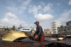 BANGLADESH-DHAKA-CURTIDURIA-CUERO-PRODUCCION