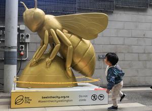 NUEVA ZELANDA-WELLINGTON-ABEJA EN LA CIUDAD-PROGRAMA DE ARTE
